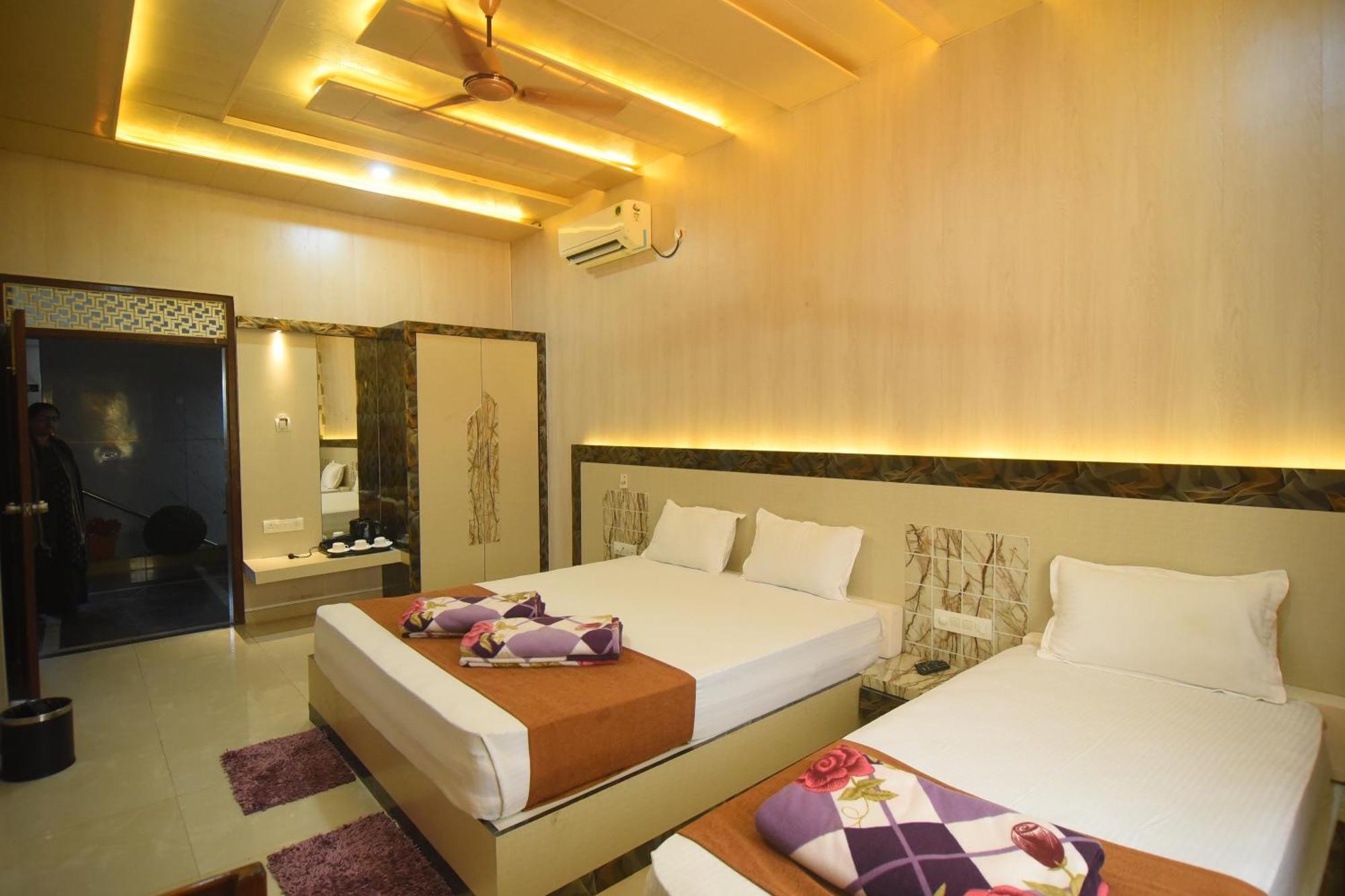 R Empire Revtree Hotel Davanagere Ngoại thất bức ảnh