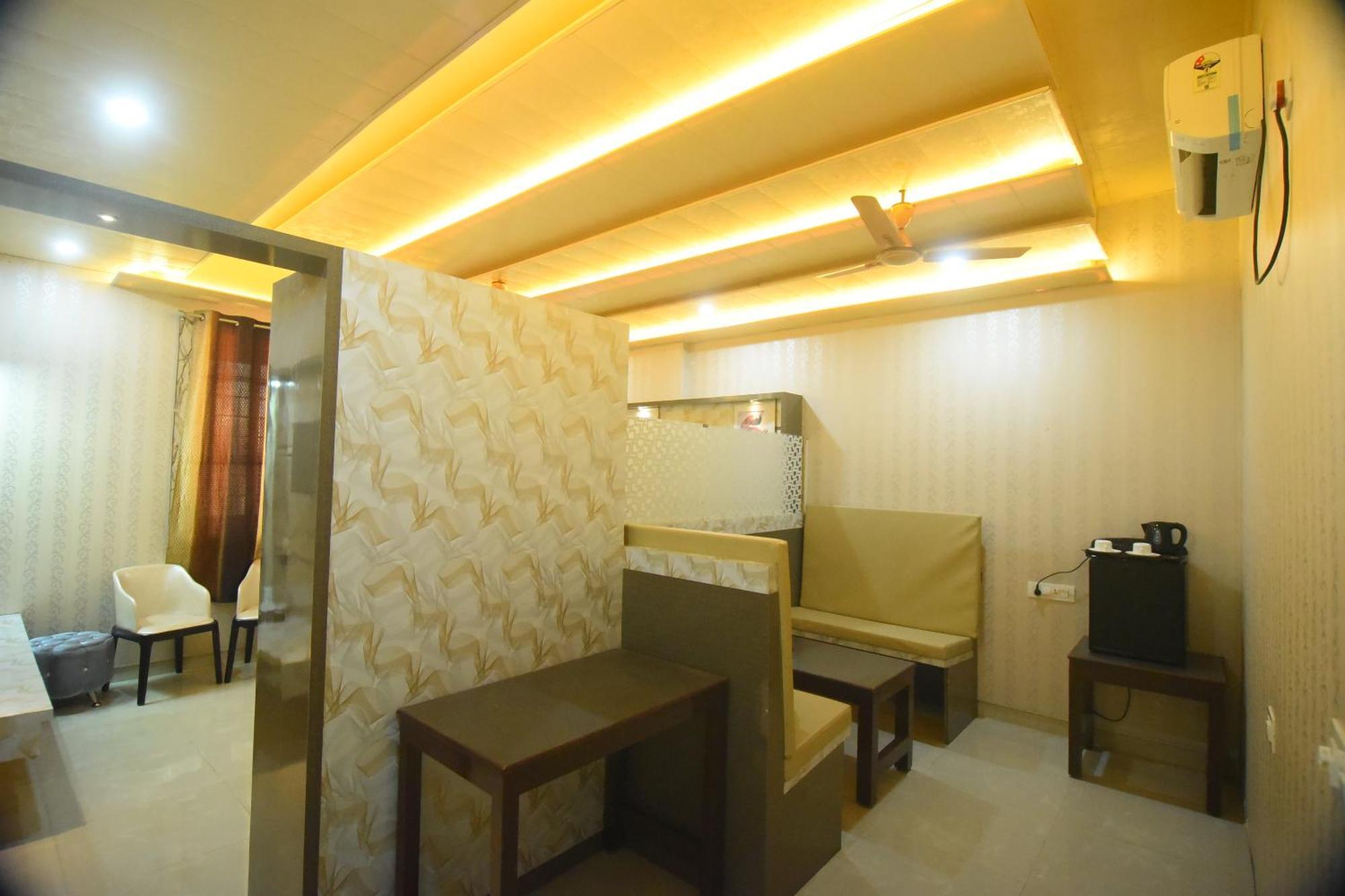 R Empire Revtree Hotel Davanagere Ngoại thất bức ảnh