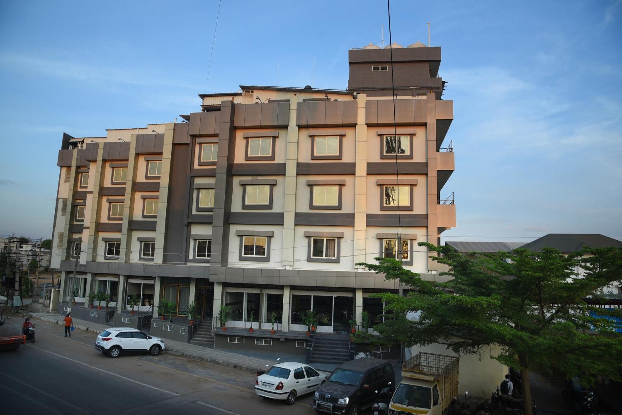 R Empire Revtree Hotel Davanagere Ngoại thất bức ảnh