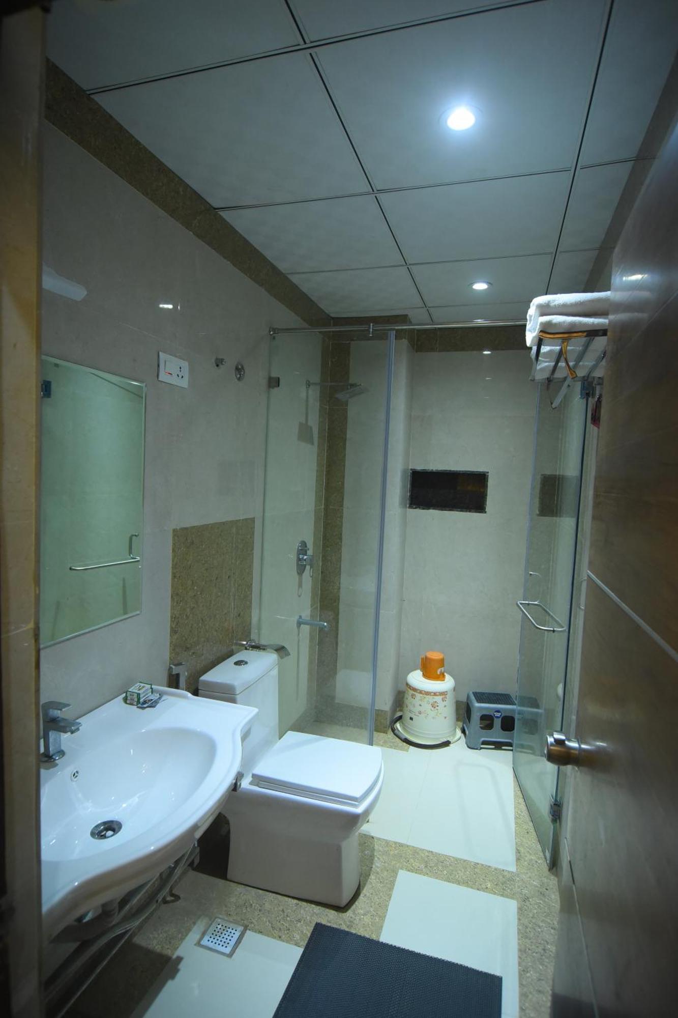 R Empire Revtree Hotel Davanagere Ngoại thất bức ảnh