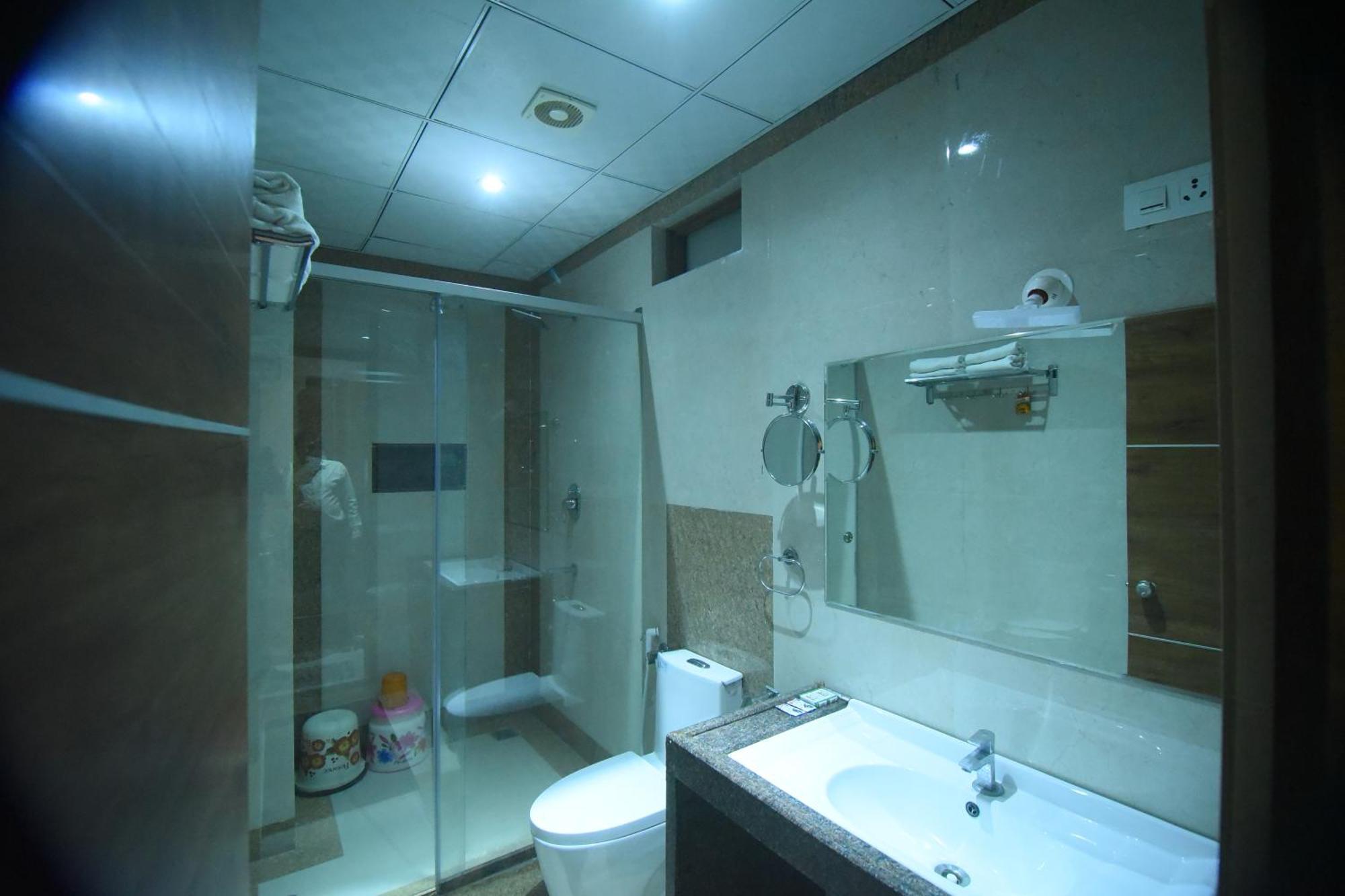 R Empire Revtree Hotel Davanagere Ngoại thất bức ảnh