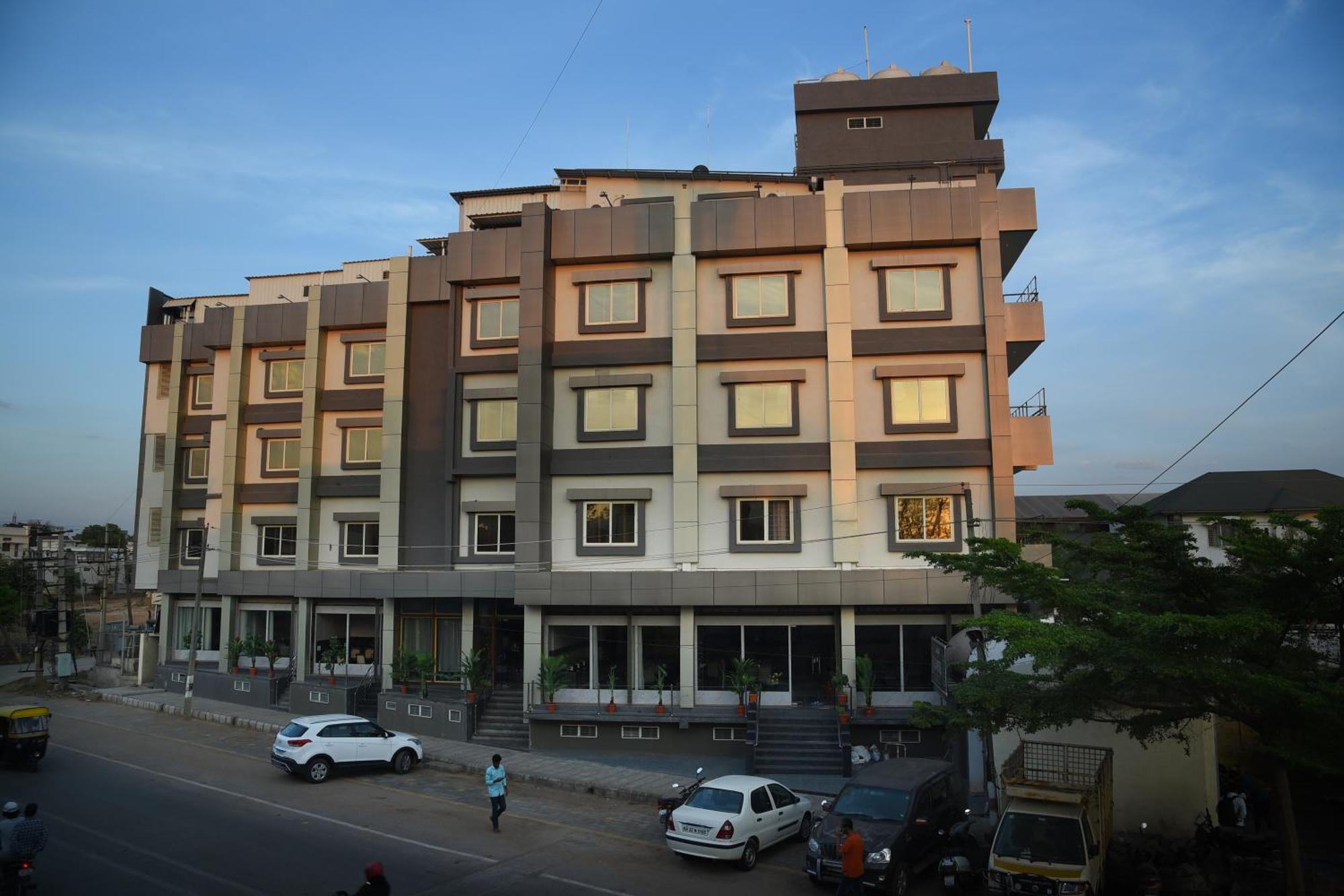 R Empire Revtree Hotel Davanagere Ngoại thất bức ảnh